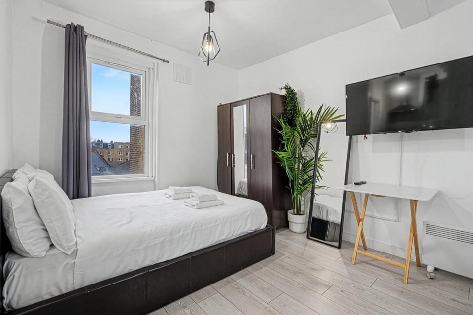Property building, Bed, TV and multimedia, wardrobe
