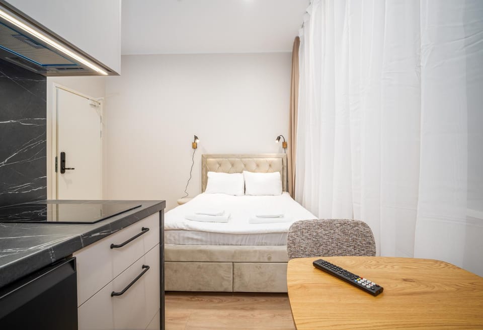 Bed, Kitchen or kitchenette, Seating area, Dining area, Bedroom