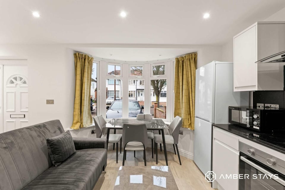 Kitchen or kitchenette, Seating area, Dining area, oven