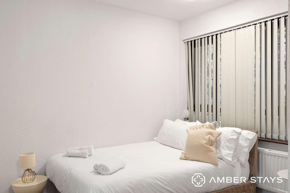 Photo of the whole room, towels