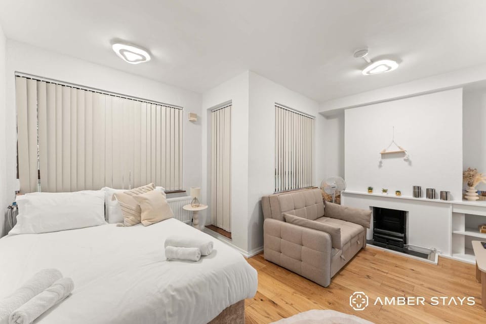 Bed, Living room, Seating area, Bedroom