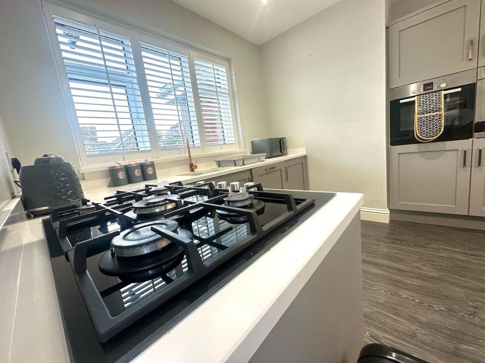 Fully Furnished Home - Private Parking - Fast WiFi House in Humberston