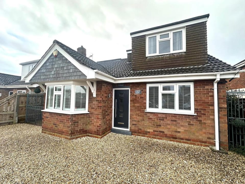 Fully Furnished Home - Private Parking - Fast WiFi House in Humberston