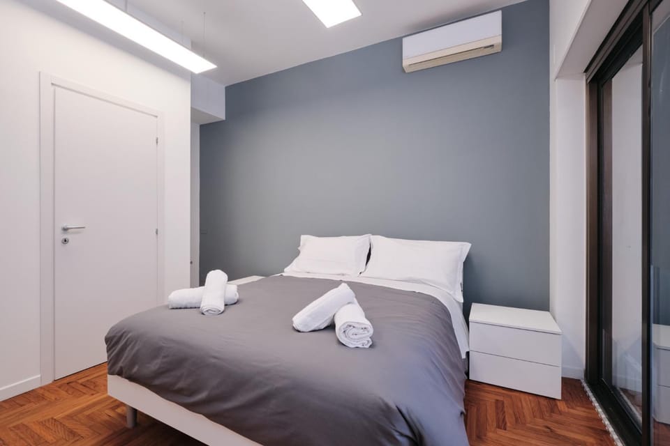 Bed, Photo of the whole room, Bedroom, towels, air conditioner