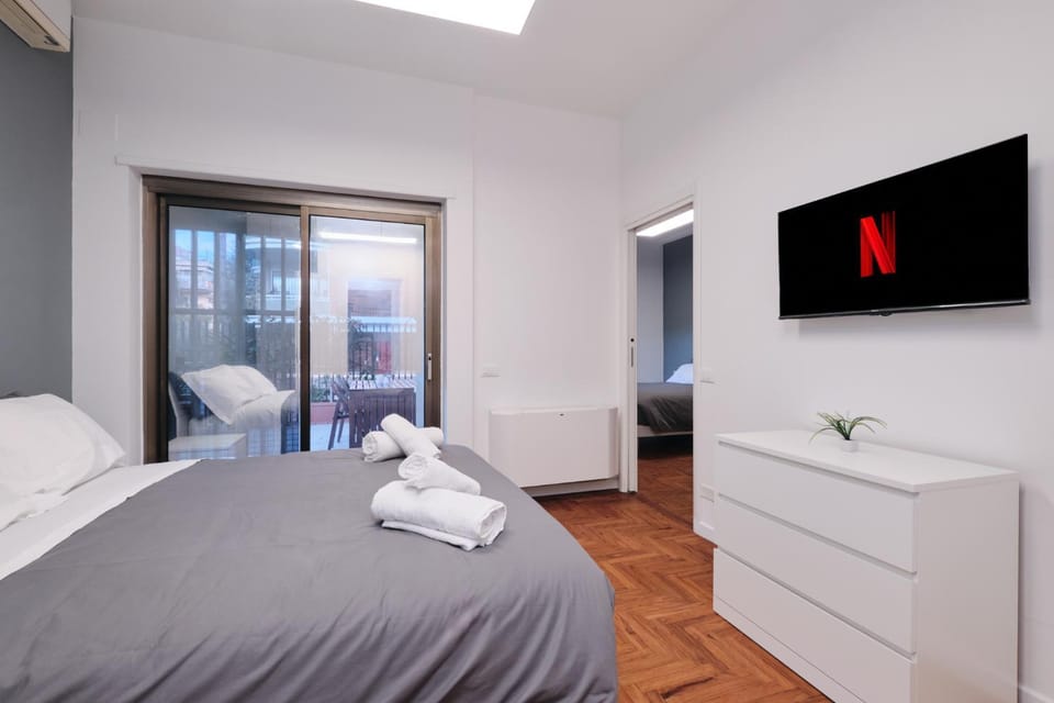 Bed, TV and multimedia, Photo of the whole room, Evening entertainment, Bedroom, towels