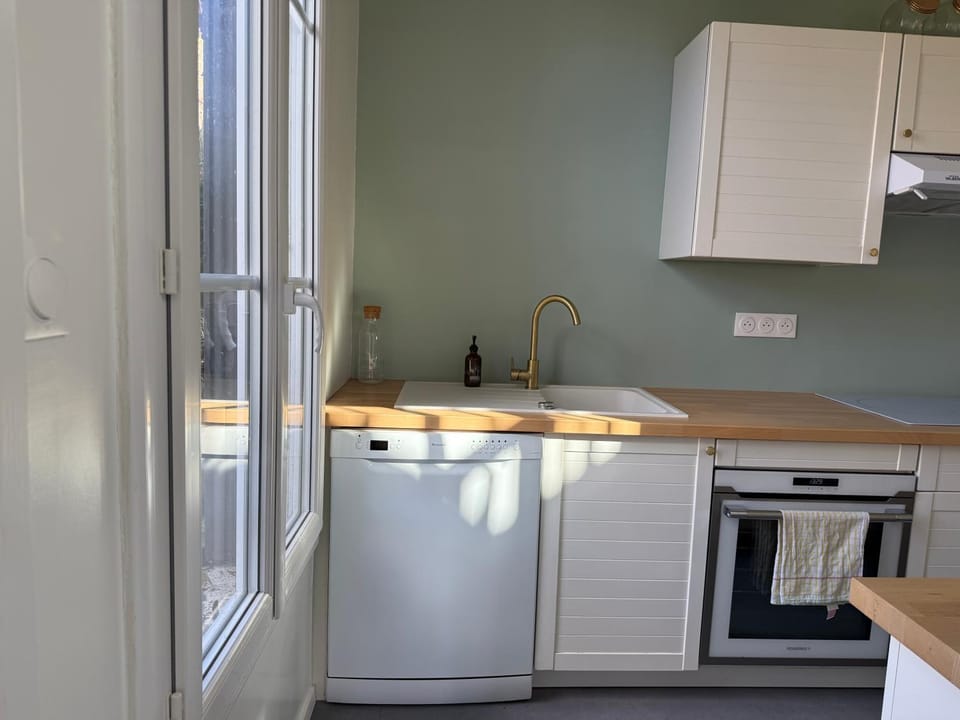Kitchen or kitchenette, dishwasher, oven, stove