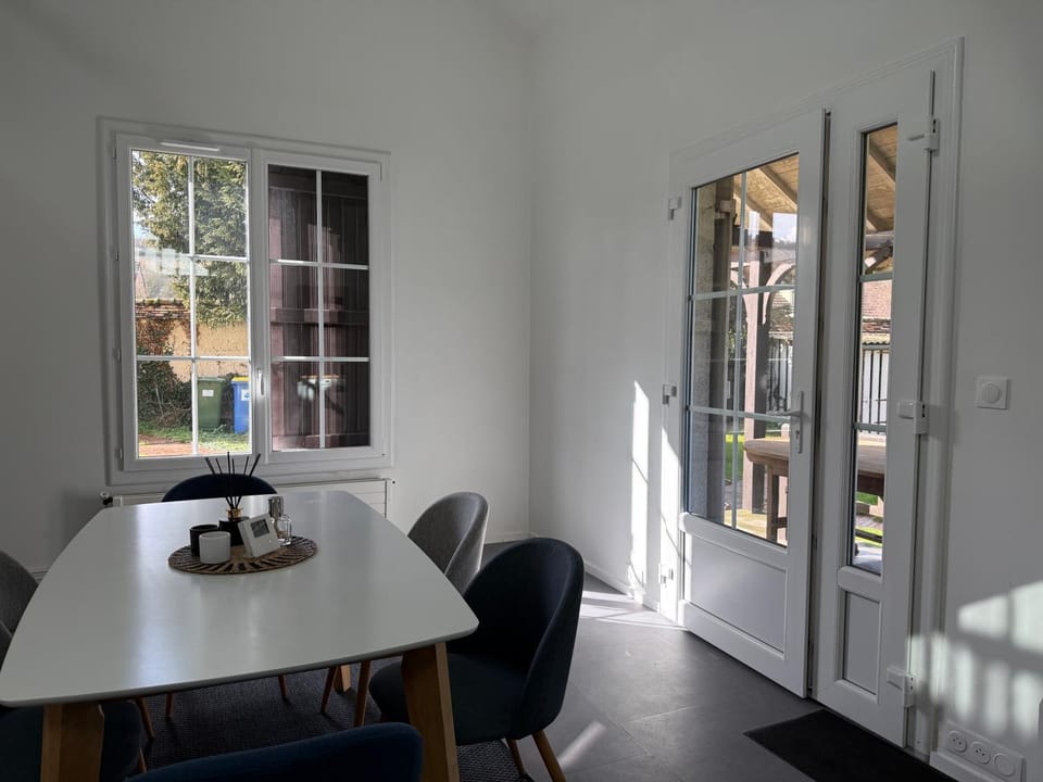 Seating area, Dining area