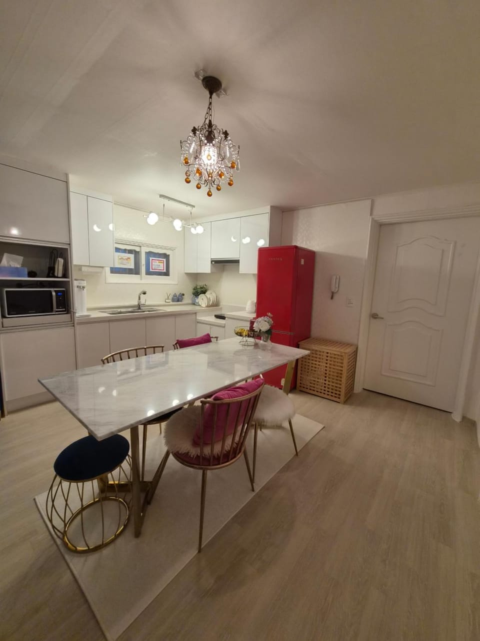 Kitchen or kitchenette, Dining area