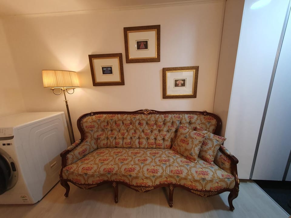 Living room, Seating area