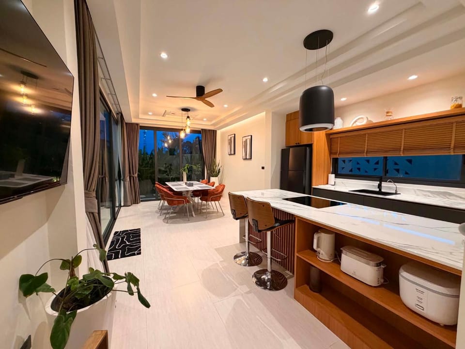 Kitchen or kitchenette, Dining area