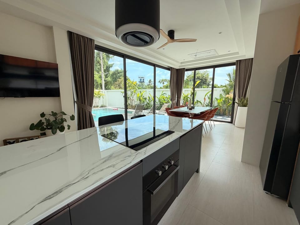 TV and multimedia, Kitchen or kitchenette, Dining area, Pool view, oven, stove