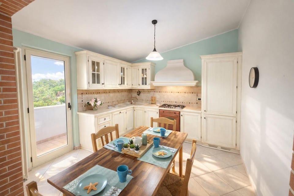 Kitchen or kitchenette, Dining area