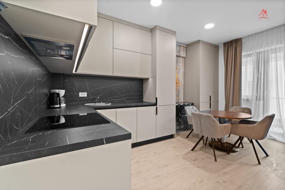 Kitchen or kitchenette, Dining area, minibar, stove