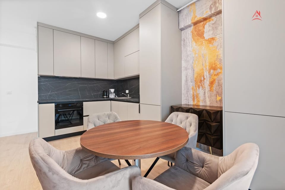 Kitchen or kitchenette, Dining area, minibar, oven, stove