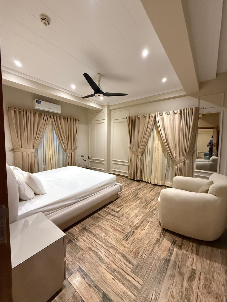 Bed, View (from property/room), Living room, Photo of the whole room, Bedroom, fireplace, air conditioner