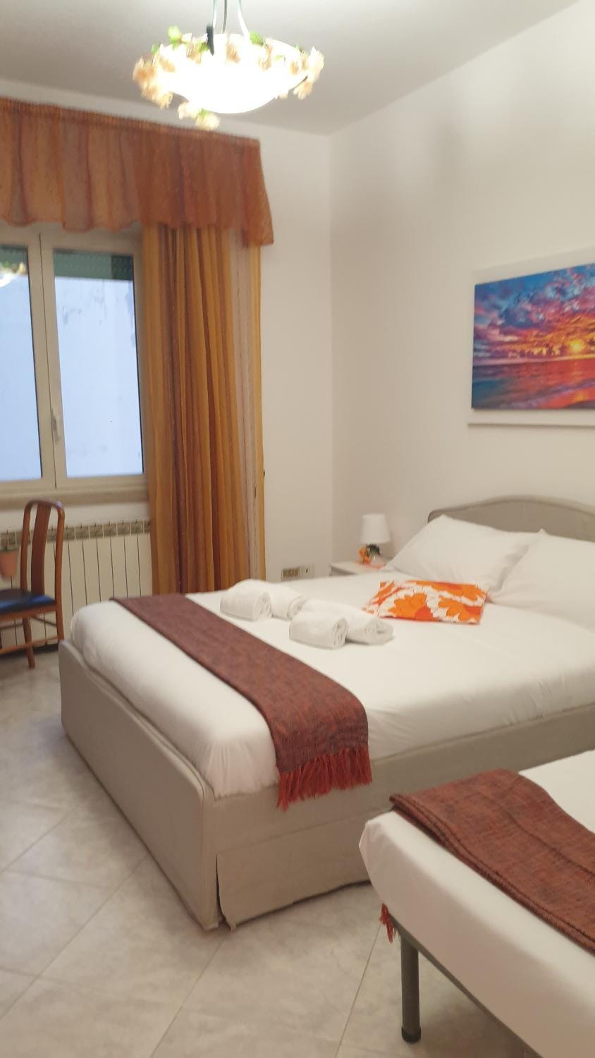 Bed, Living room, Photo of the whole room, Seating area