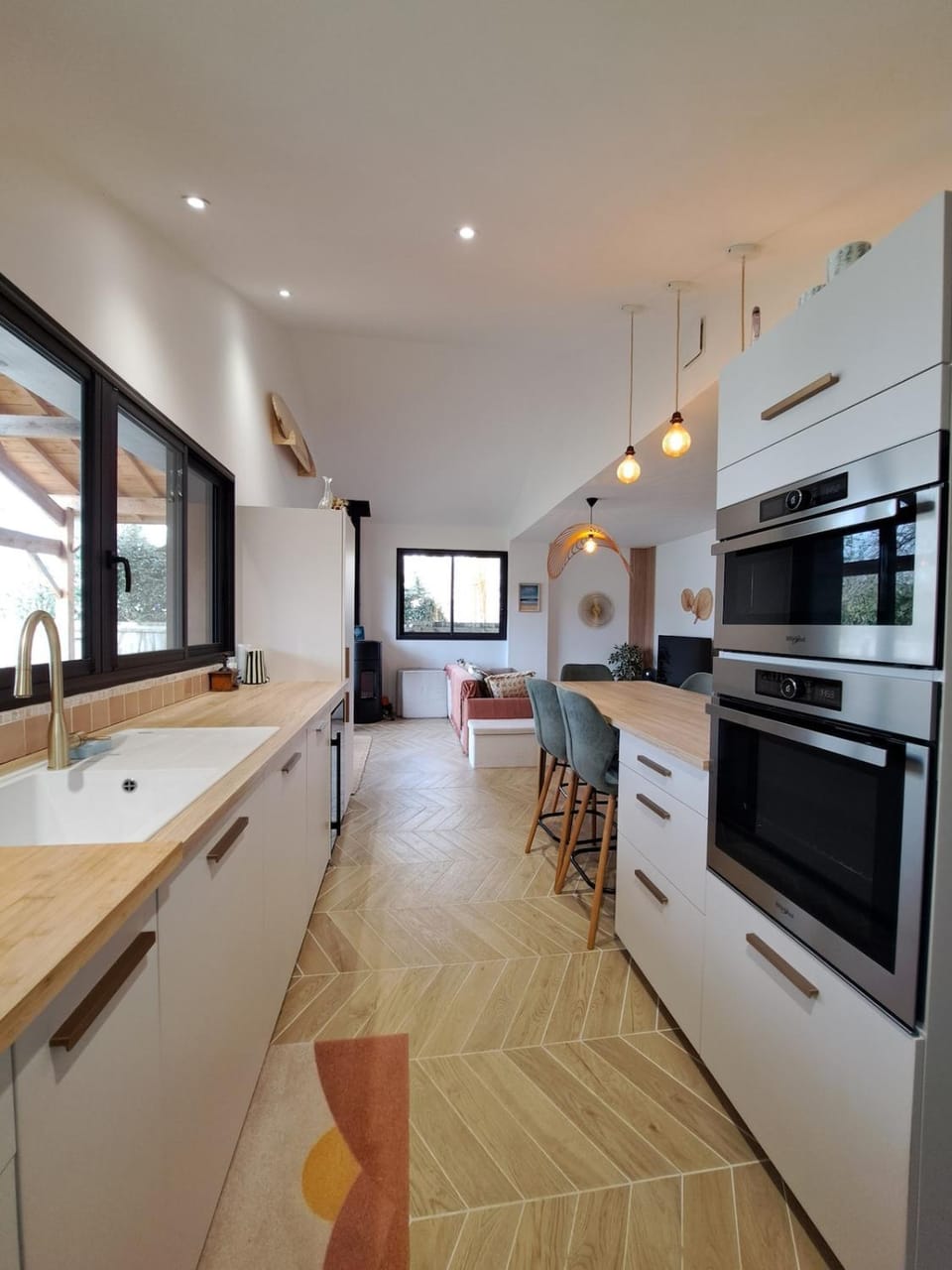 Property building, Coffee/tea facilities, Kitchen or kitchenette, Dining area, dishwasher, microwave, oven, stove