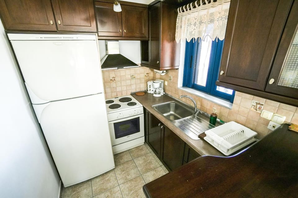 Kitchen or kitchenette, oven