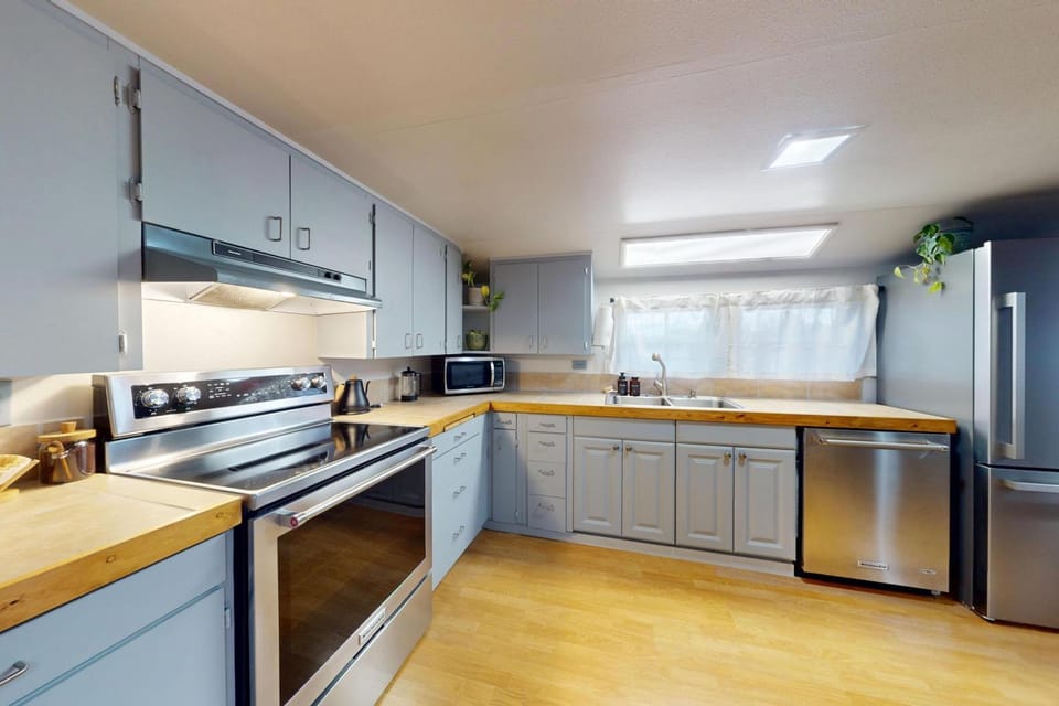 Kitchen or kitchenette, dishwasher, oven