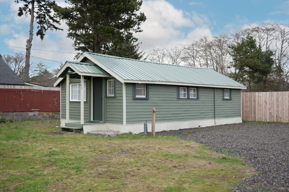 Property building, Facade/entrance, Natural landscape, Garden, Parking