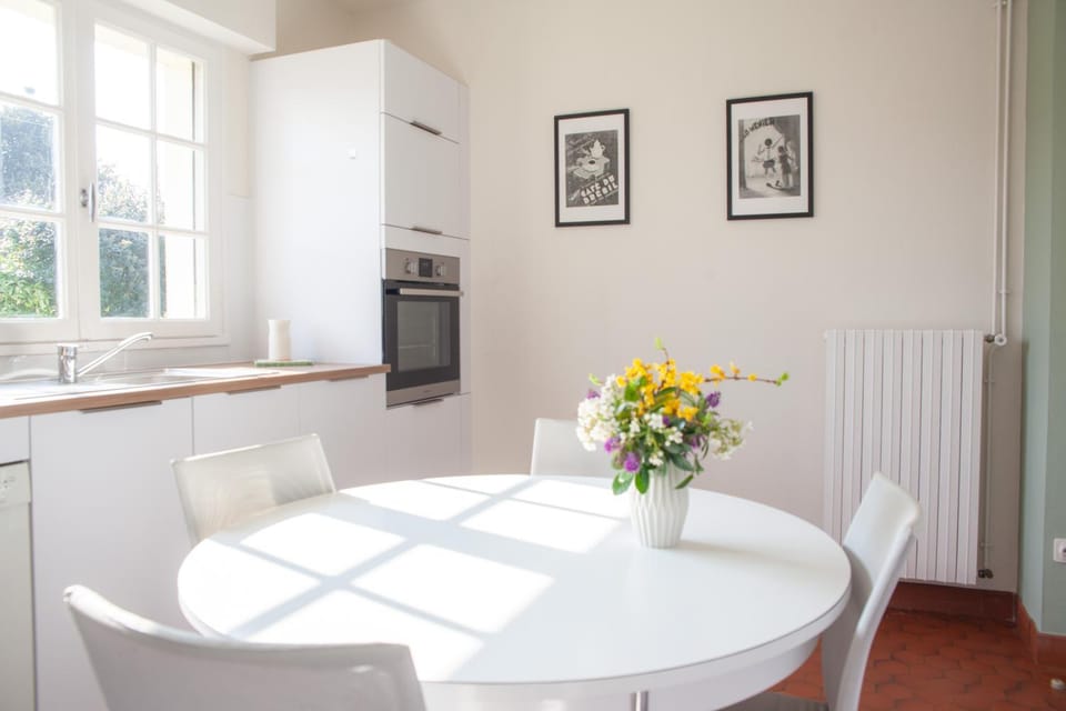 Coffee/tea facilities, Decorative detail, Dining area, Garden view, Sunrise, oven, stove, kitchen