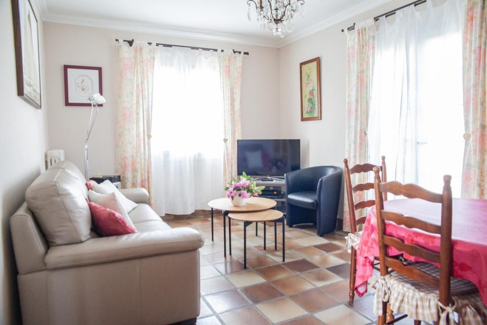 Communal lounge/ TV room, Day, Living room, Decorative detail, Seating area, Dining area, Garden view, Sunset