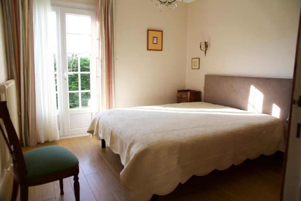Bed, Photo of the whole room, Decorative detail, Bedroom, Garden view, Sunset, wardrobe