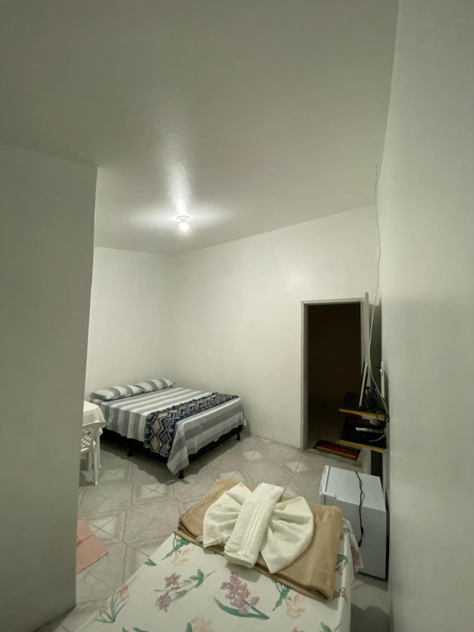 Bed, Photo of the whole room, Bedroom, towels