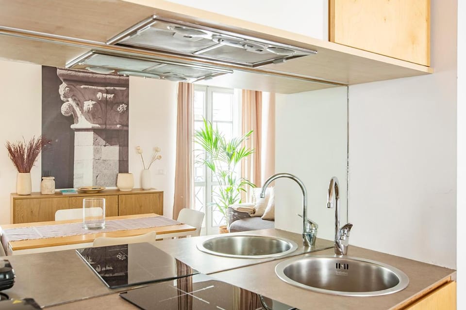 Kitchen or kitchenette, Dining area, stove