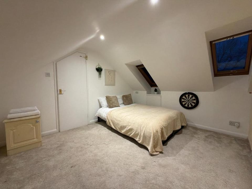 Modern 2-Bedroom Burnham High Street Apartment in Taplow