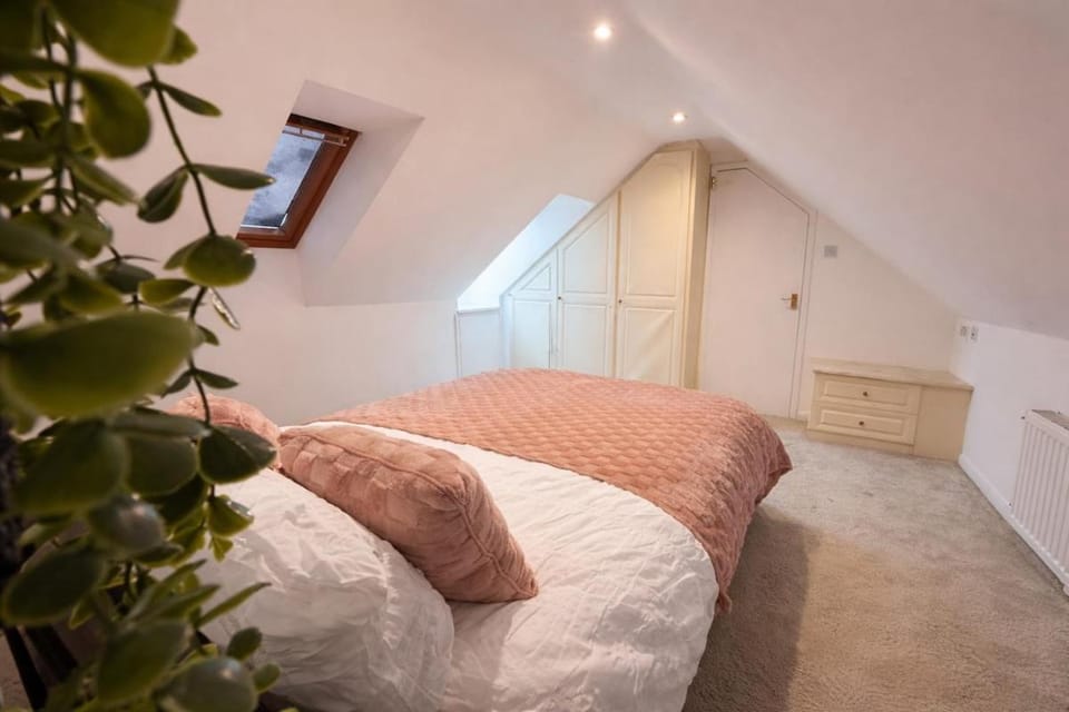 Modern 2-Bedroom Burnham High Street Apartment in Taplow