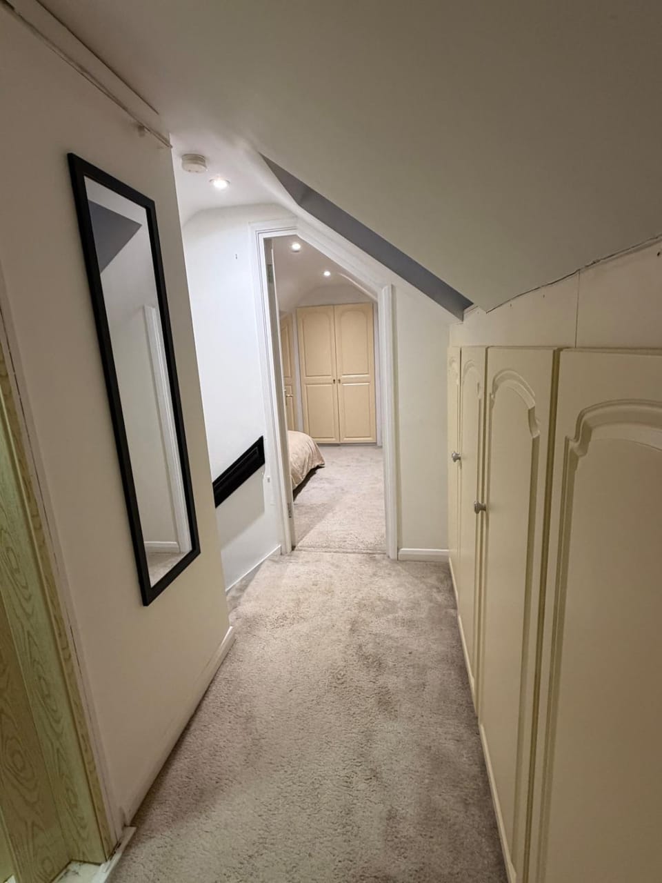 Modern 2-Bedroom Burnham High Street Apartment in Taplow