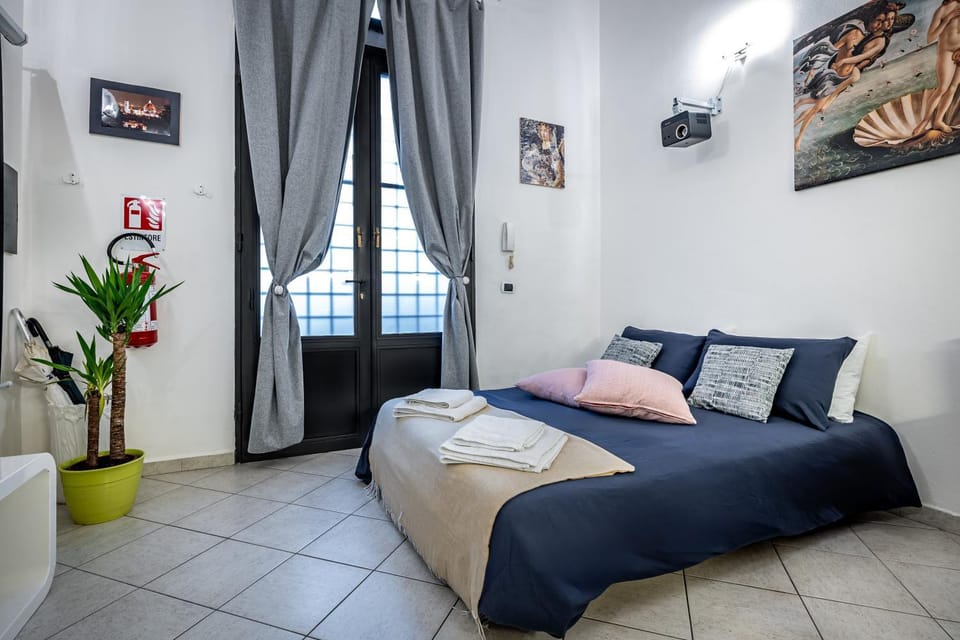 Bed, Living room, Photo of the whole room, Decorative detail
