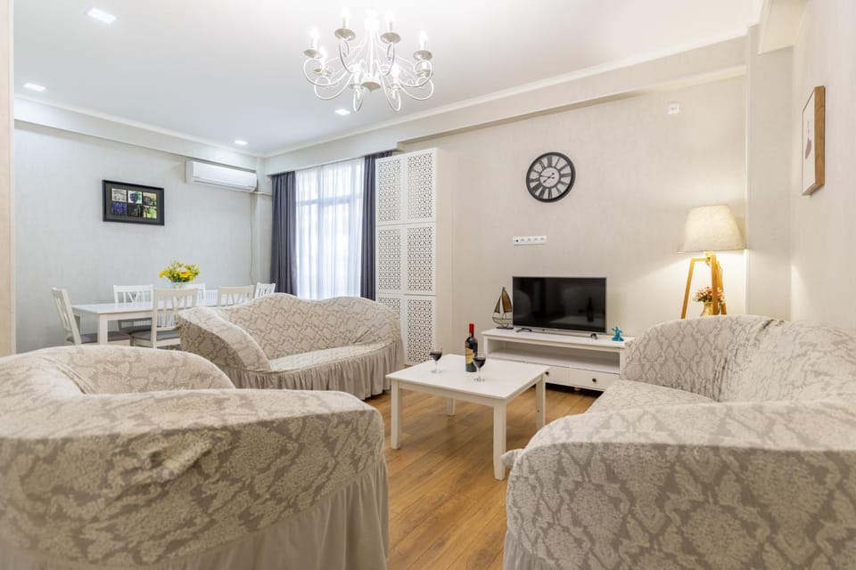 Communal lounge/ TV room, TV and multimedia, Living room, Seating area, Evening entertainment