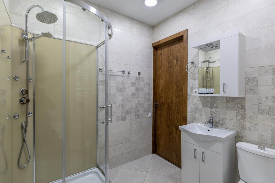 Shower, Toilet, Bathroom, towels