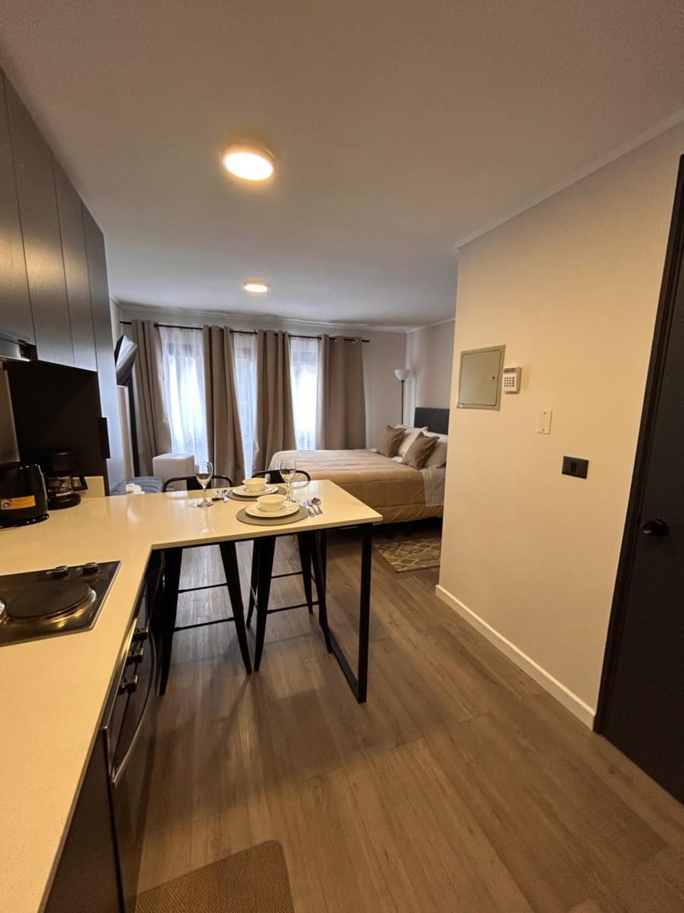 Bed, TV and multimedia, Kitchen or kitchenette, Living room, Photo of the whole room, Seating area, Dining area, Bedroom, hair dresser