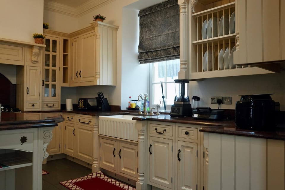 6BR House with Butler, Sauna & Hot Tub in Glasgow House in Airdrie