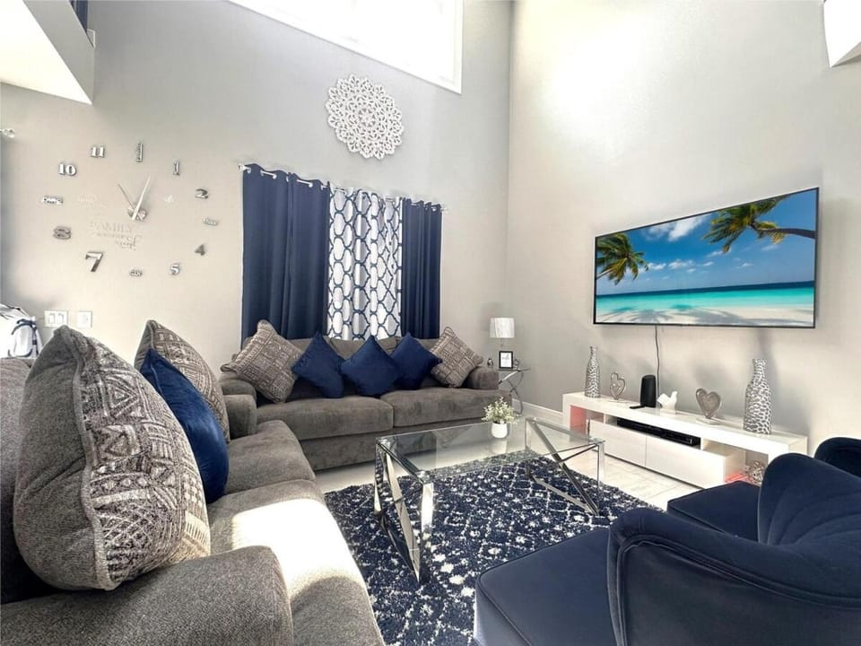 Luxury Villa Near Disney 6 Bd Home with Private Pool and Resort home House in Loughman