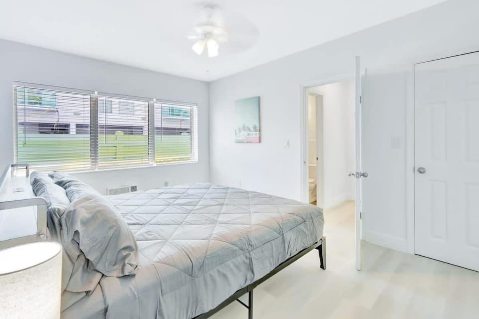 Beachside Escape with King Bed plus 2 Queens Miami Apartment in South Beach Miami