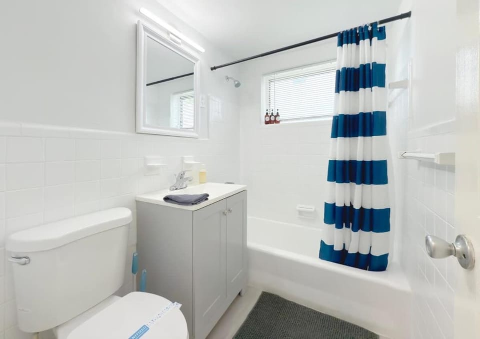 Bright 1BR Miami Beach Apt with 3 Queens & Smart TV Apartment in South Beach Miami