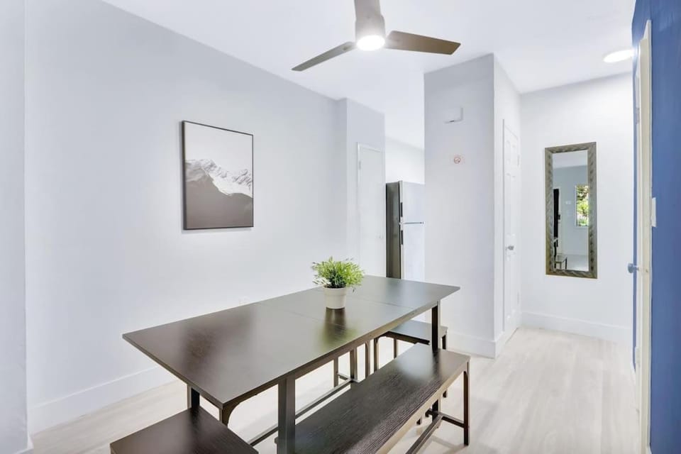Bright 1BR Miami Beach Apt with 3 Queens & Smart TV Apartment in South Beach Miami