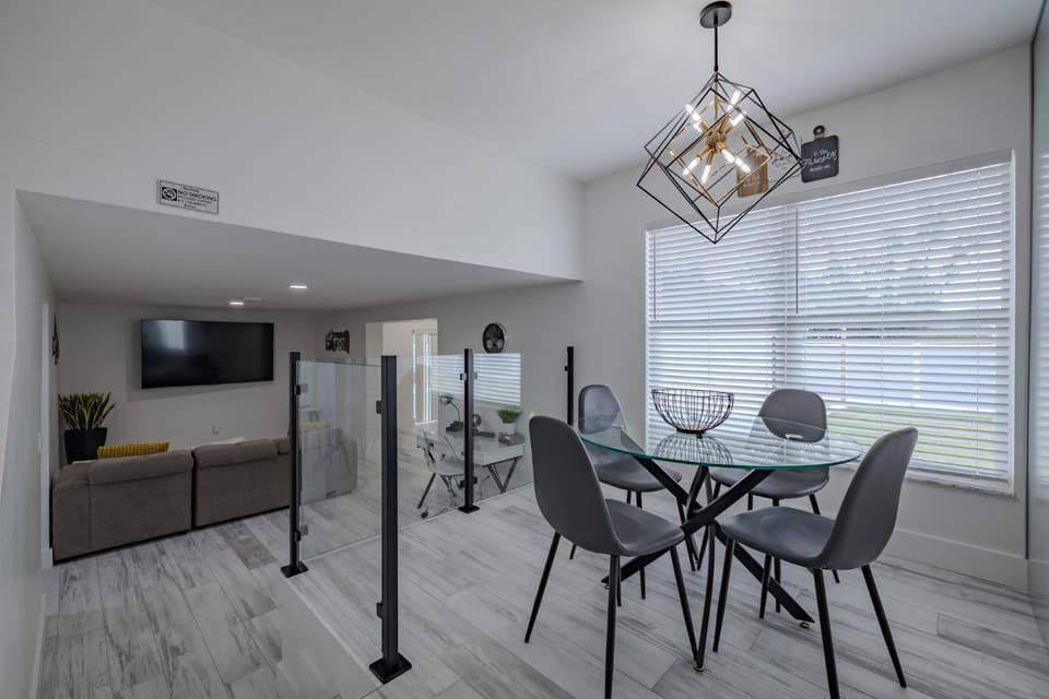 Lakehills Paradise Modern Home with heated pool House in Lutz