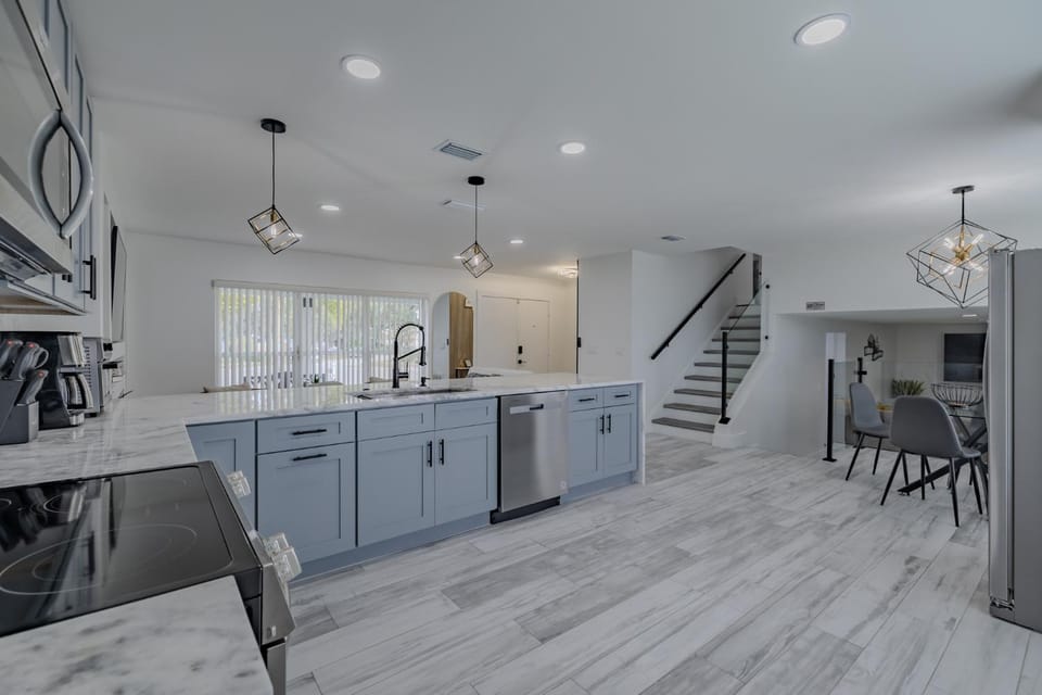Lakehills Paradise Modern Home with heated pool House in Lutz