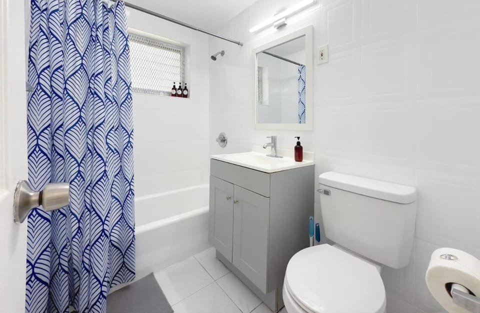 1BR Miami Beach Apt with King plus 2 Queens & Smart TV Apartment in South Beach Miami