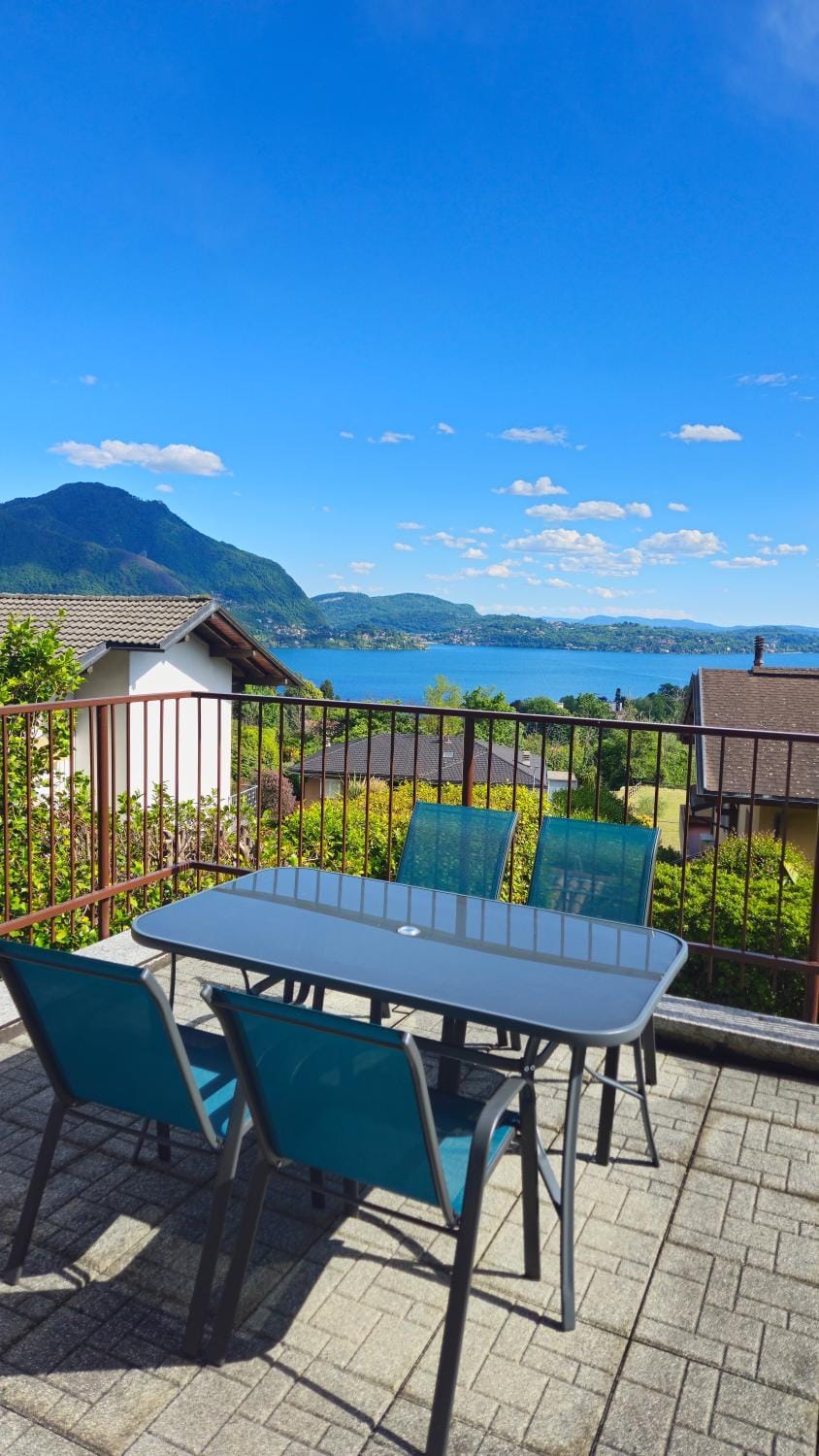 View (from property/room), Balcony/Terrace, Lake view, Mountain view, furniture