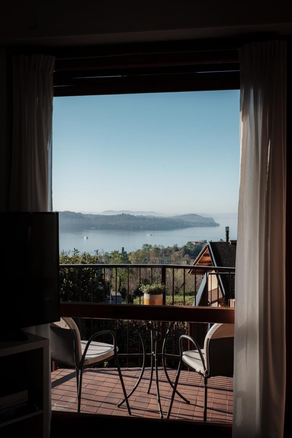 Day, Natural landscape, View (from property/room), Balcony/Terrace, Living room, Dining area, Lake view, Mountain view