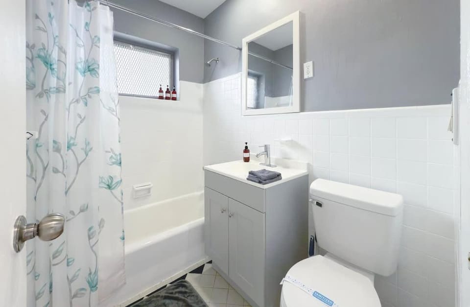 1BR Miami Beach Apt with 3 Queens plus Free Parking Apartment in South Beach Miami
