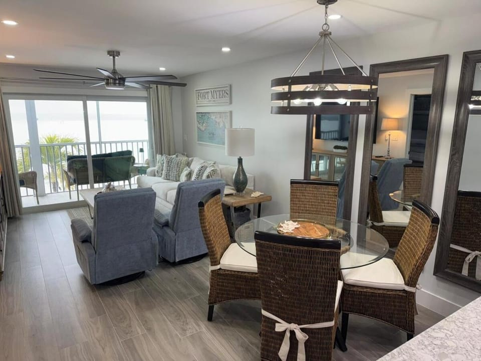 Seating area, Dining area, Family