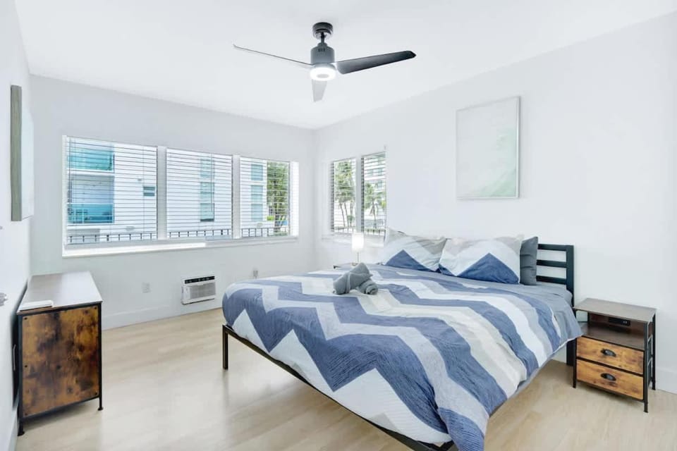 1BR Miami Beach Apt with King plus 2 Queens & Parking Apartment in South Beach Miami