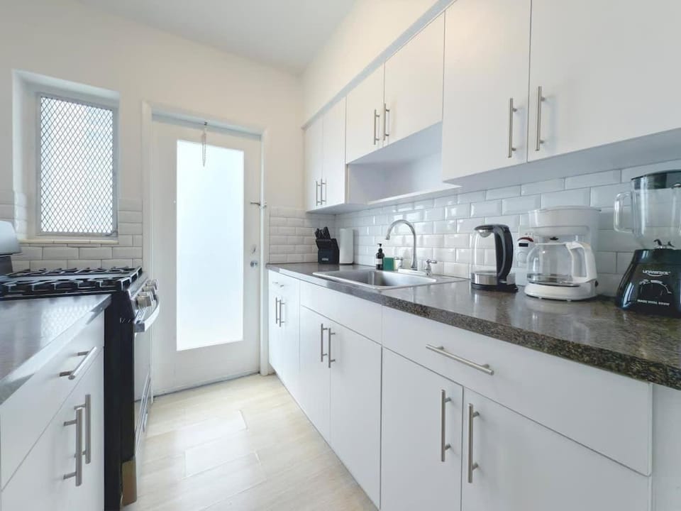 1BR Miami Beach Apt with King plus 2 Queens & Parking Apartment in South Beach Miami